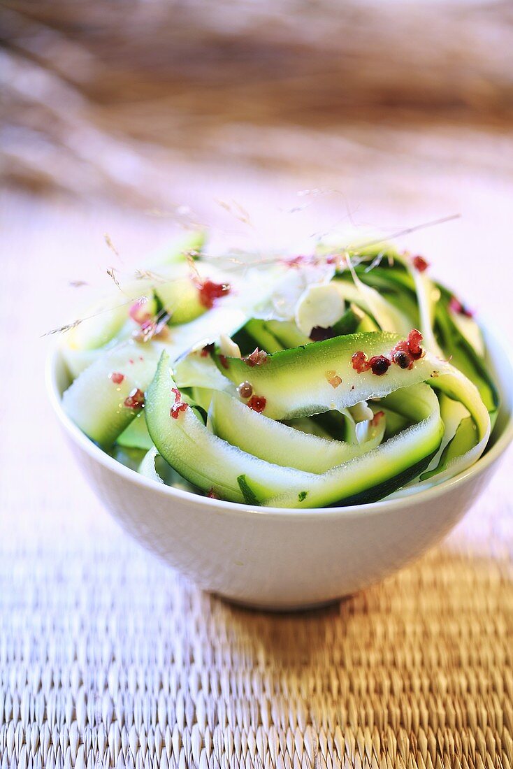 Zucchinisalat mit Sesamöl und rosa Pfeffer