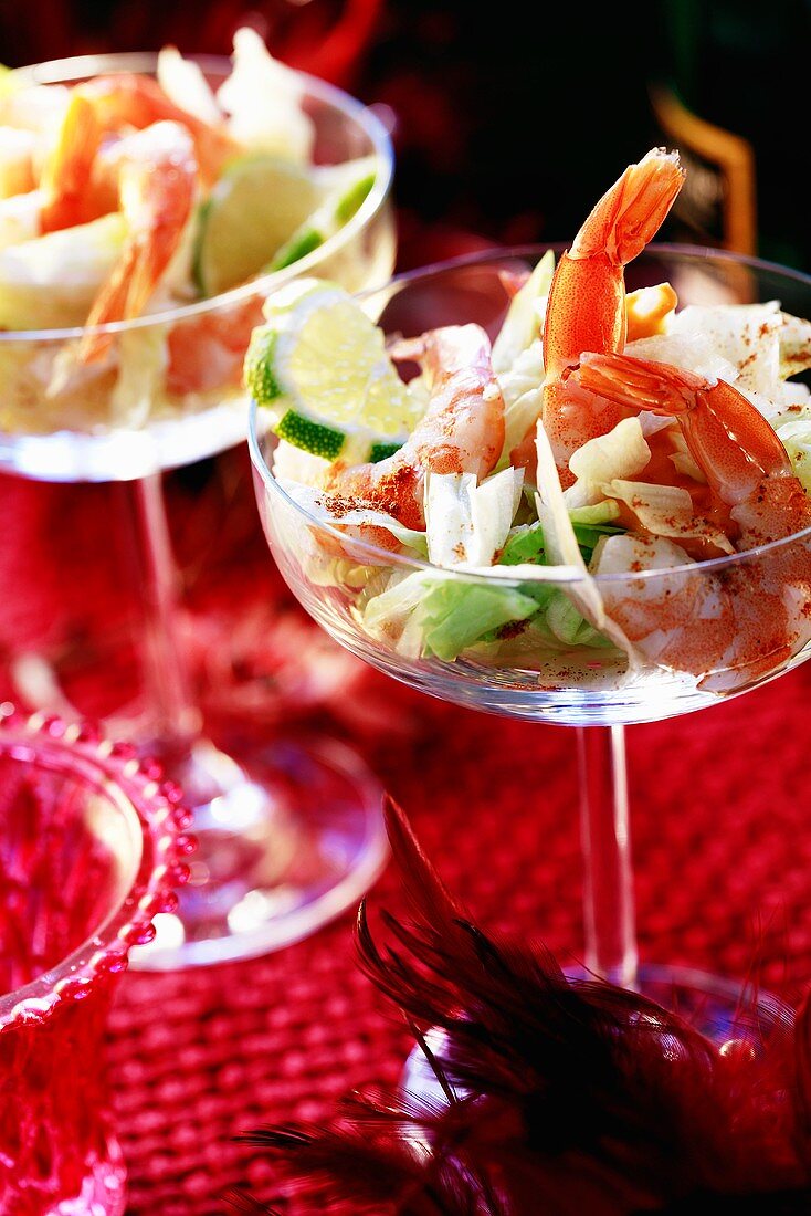 Shrimp-Cocktail mit Eisbergsalat und Limetten