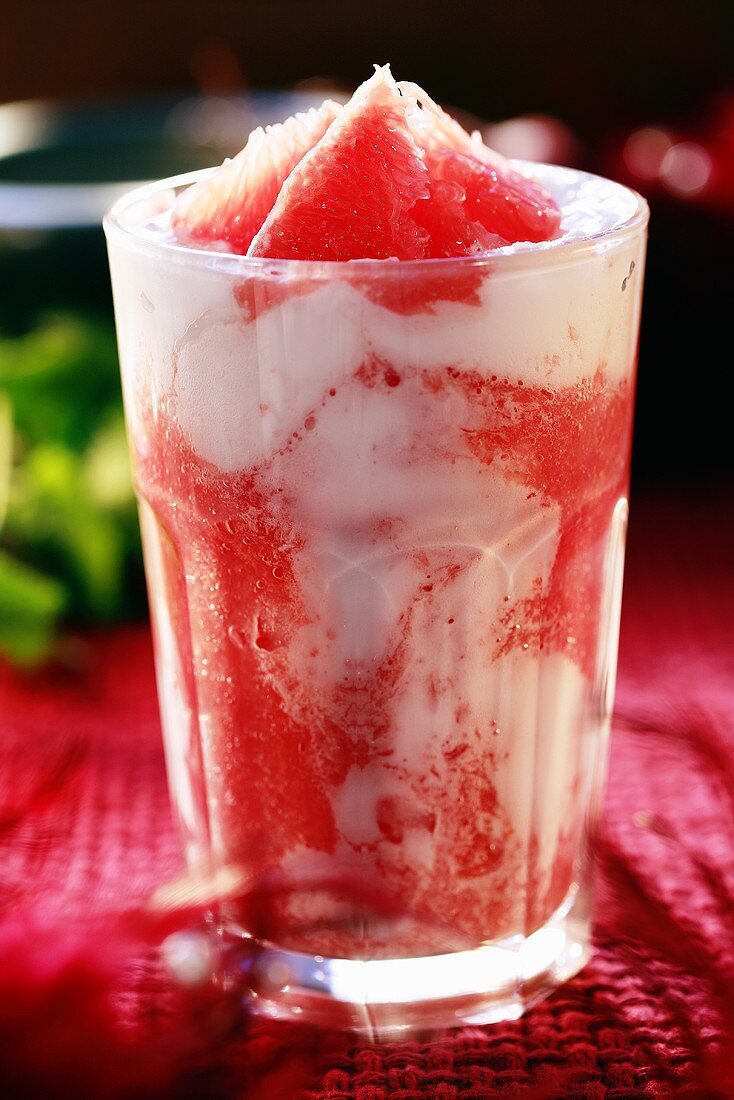 Grapefruit-Creme in einem Glas