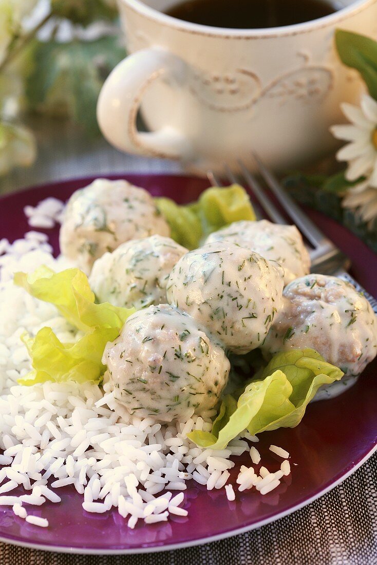 Veal meatballs with dill sauce and rice