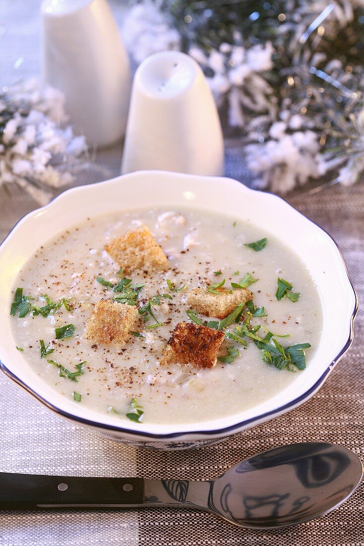 Hirnsuppe mit Croûtons (weihnachtlich)