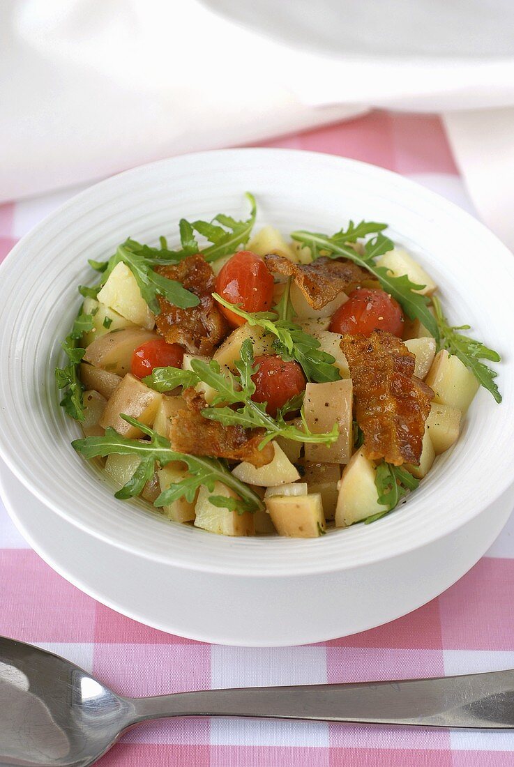 Kartoffelsalat mit Bacon, Kirschtomaten und Rucola