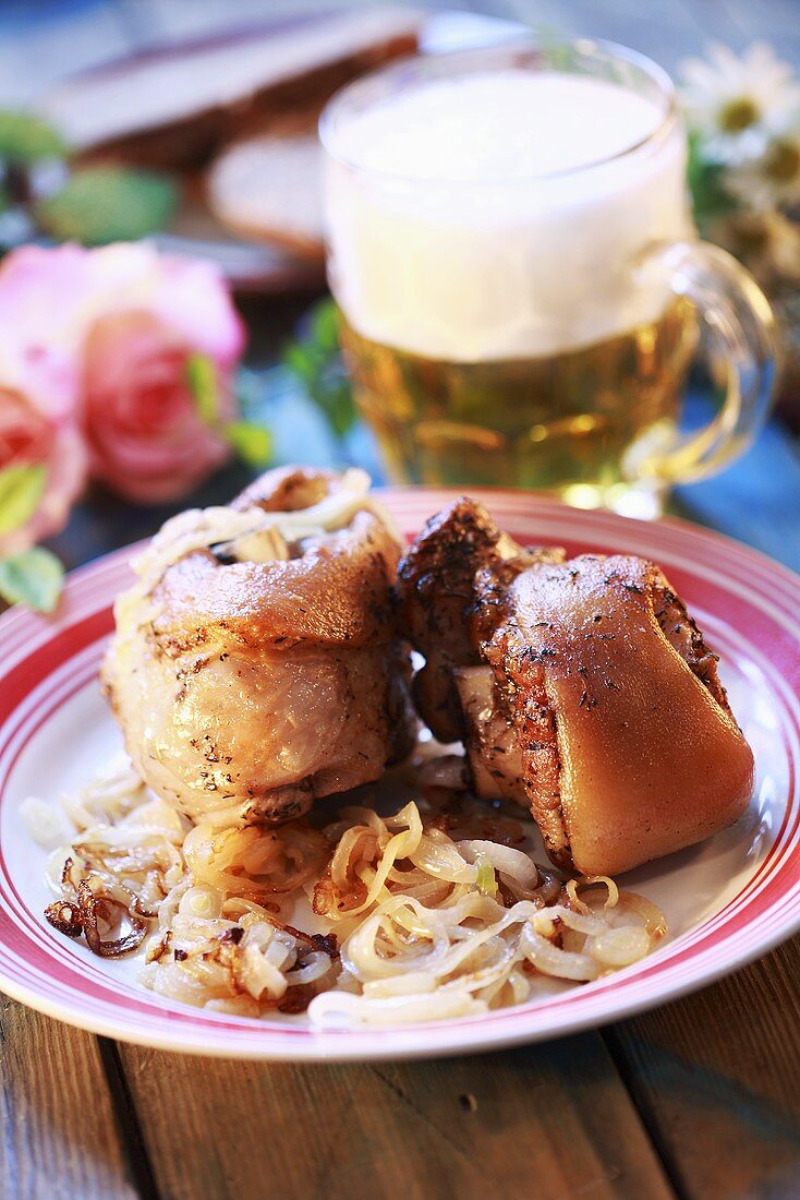 Knuckle of pork with onions and beer