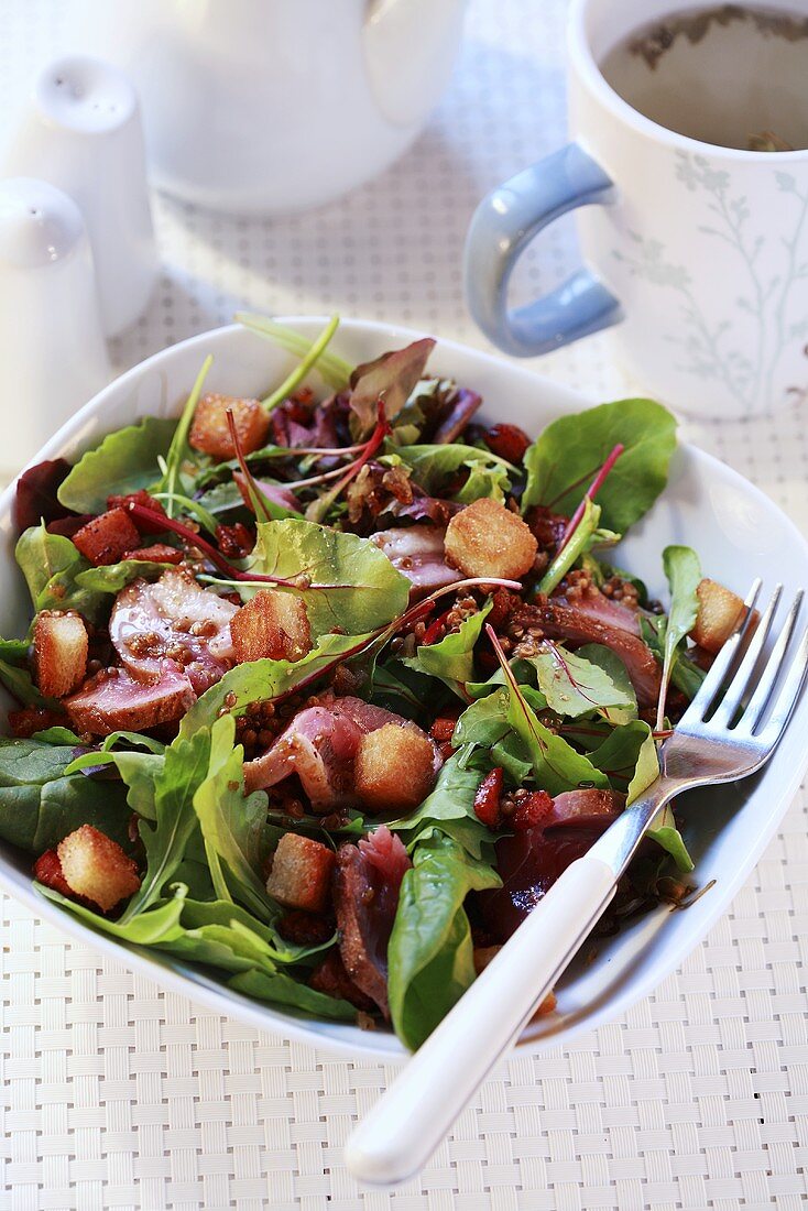 Blattsalat mit Entenbrust und Croûtons