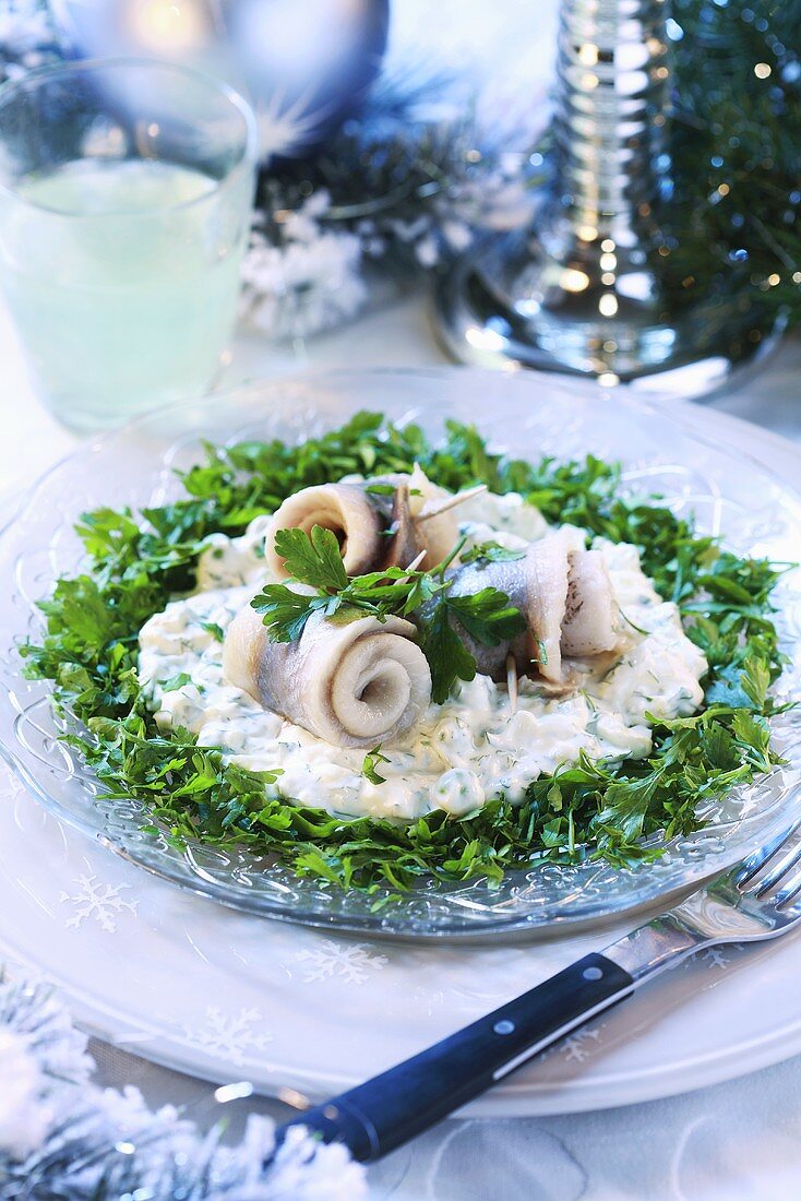 Heringsröllchen auf Sauce tartar (weihnachtlich)