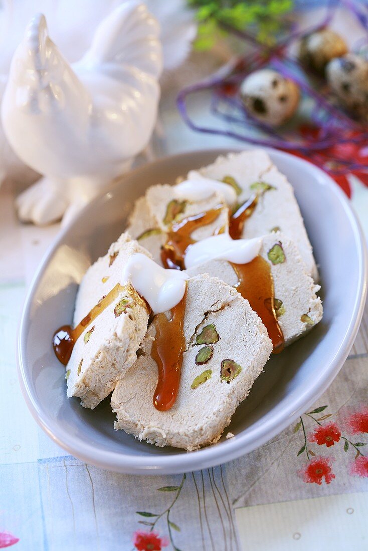 Halwa mit Honig und Joghurt zu Ostern