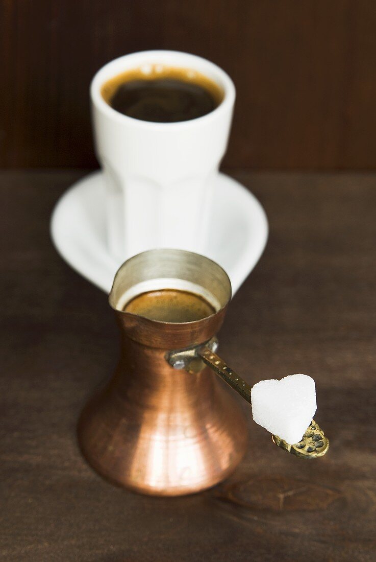 Orientalischer Kaffee in einer Kanne aus Kupfer und einer Tasse