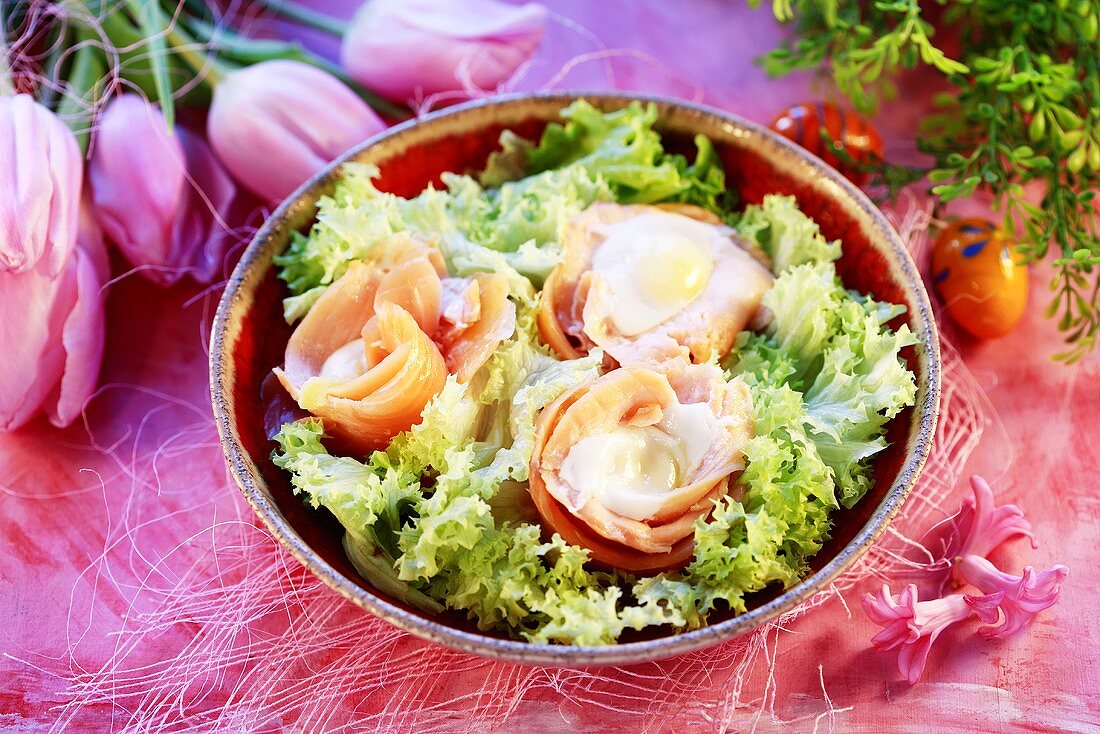 Lachsröllchen mit Ei auf Blattsalat zu Ostern