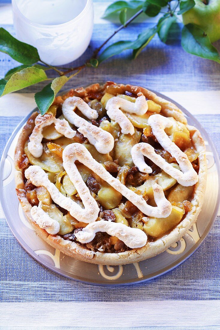 Applepie mit Rosinen und Baiserstreifen