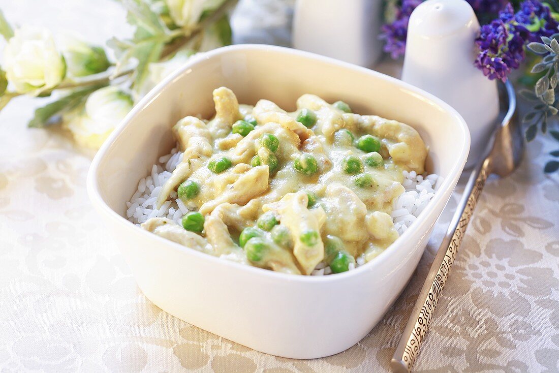 Hähnchen-Erbsen-Ragout auf Reis