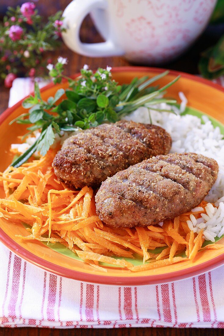 Burgers with raw carrots, rice and herbs