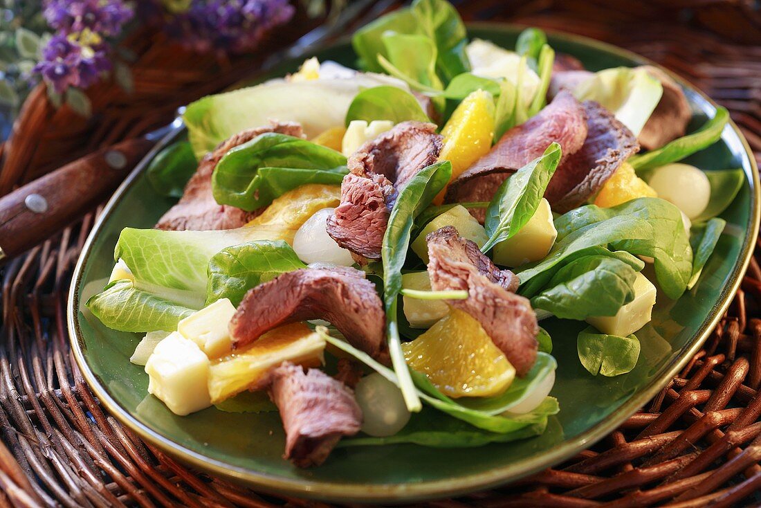 Blattsalat mit Rindfleisch, Avocado, Orangen und Basilikum