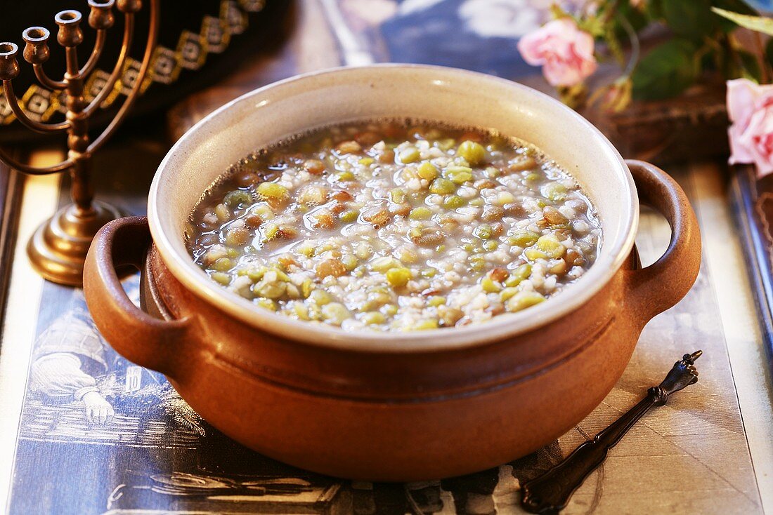 Jüdische Graupensuppe mit Erbsen