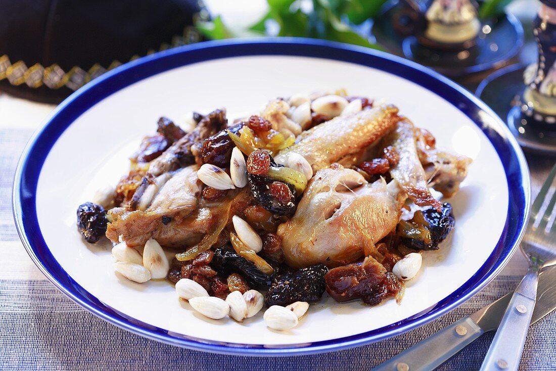 Hähnchen mit Trockenfrüchten und Mandeln