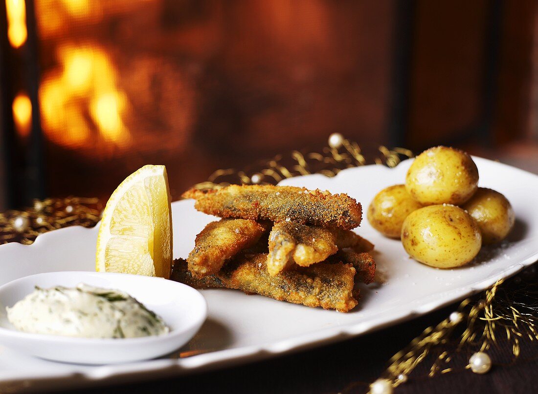 Deep-fried fish with potatoes and dill mayonnaise