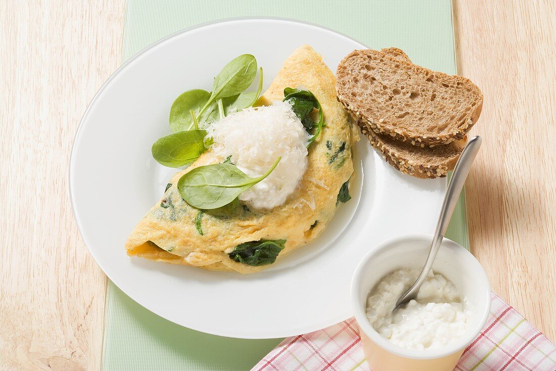Omelette with spinach and cottage cheese