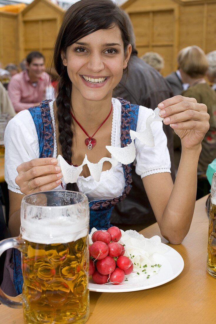 Frau mit Radi und einer Mass Bier (Oktoberfest)