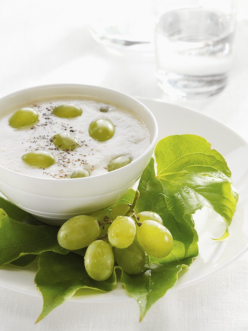 Mandel-Birnen-Suppe mit grünen Trauben