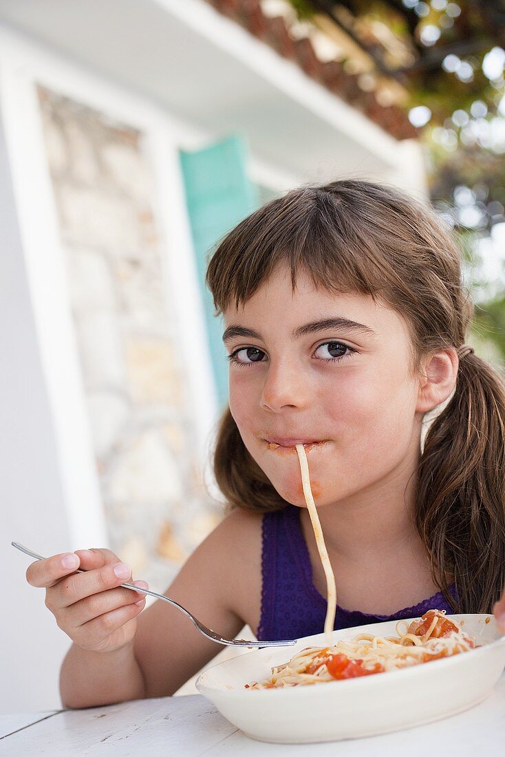 Mädchen mit Spaghetti im Mund