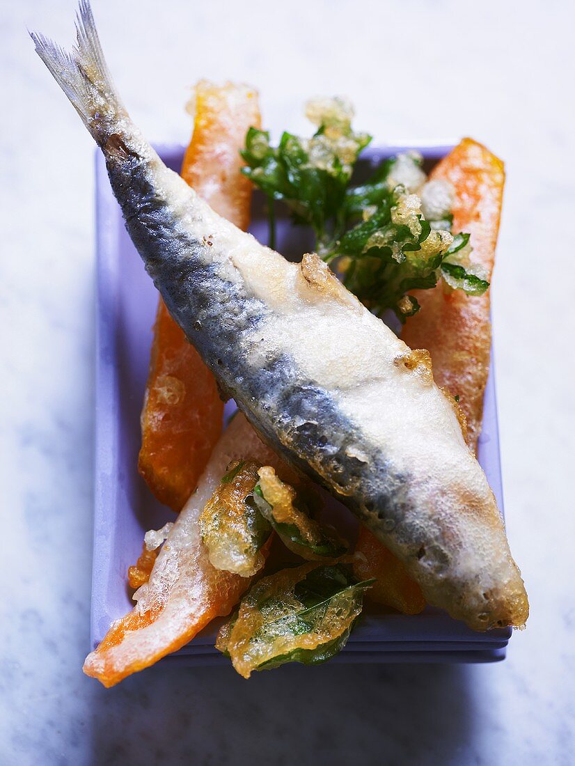 Deep-fried sardine and vegetables