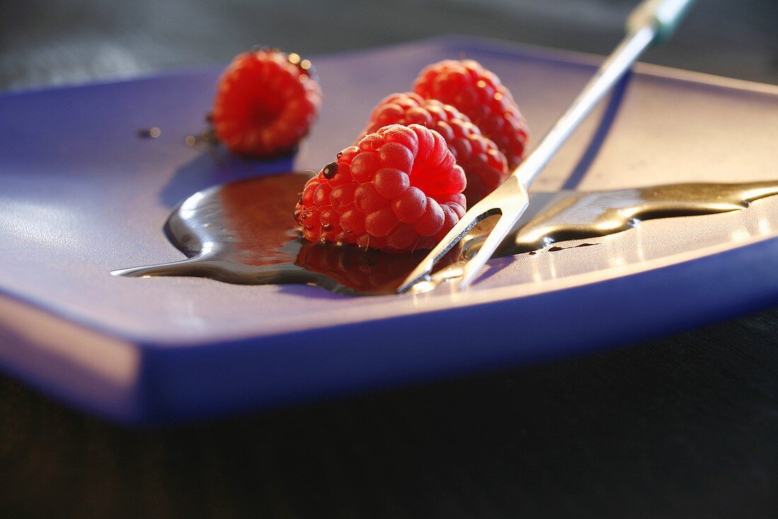 Chocolate fondue: raspberries with chocolate