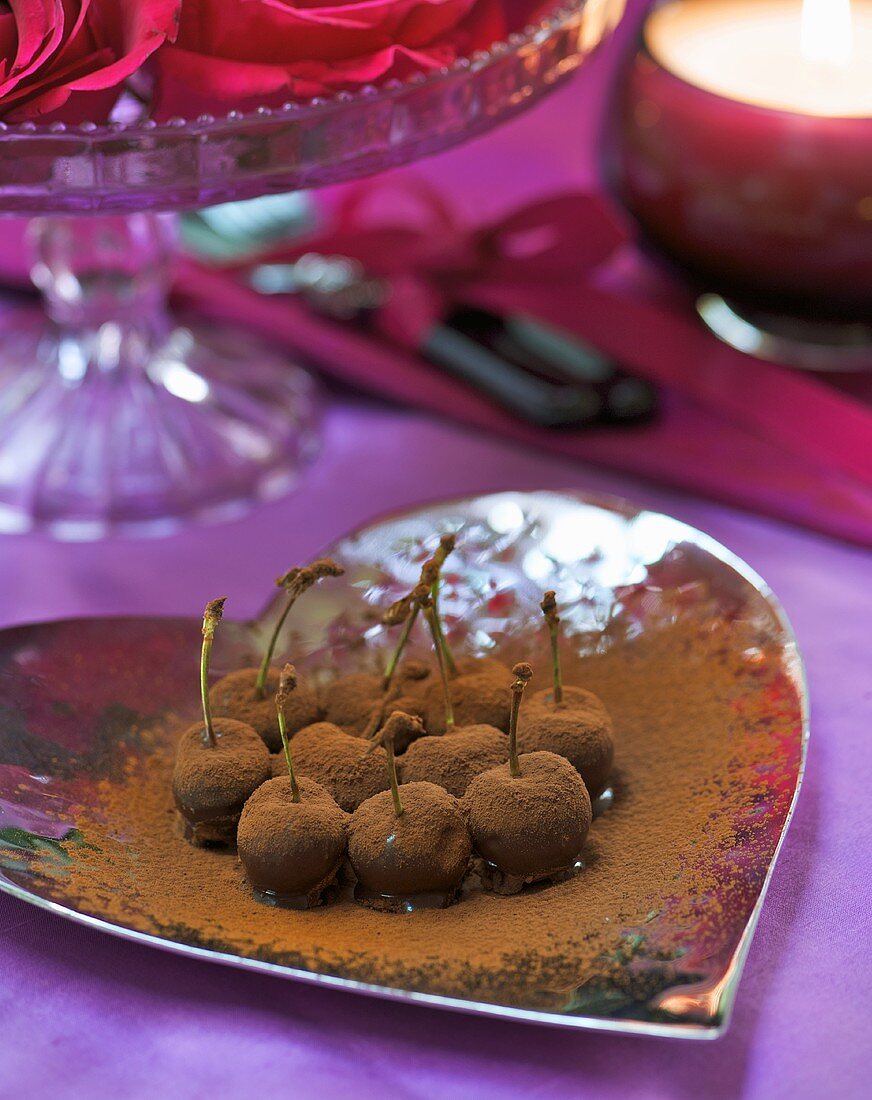 Schokoladenkirschen mit Kakaopulver zum Valentinstag