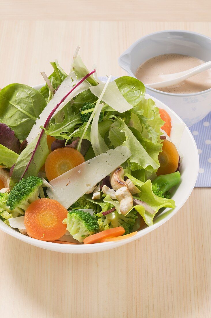 Salad with cashew nuts