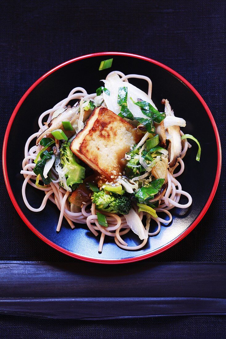 Teriyaki tofu with vegetables and noodles