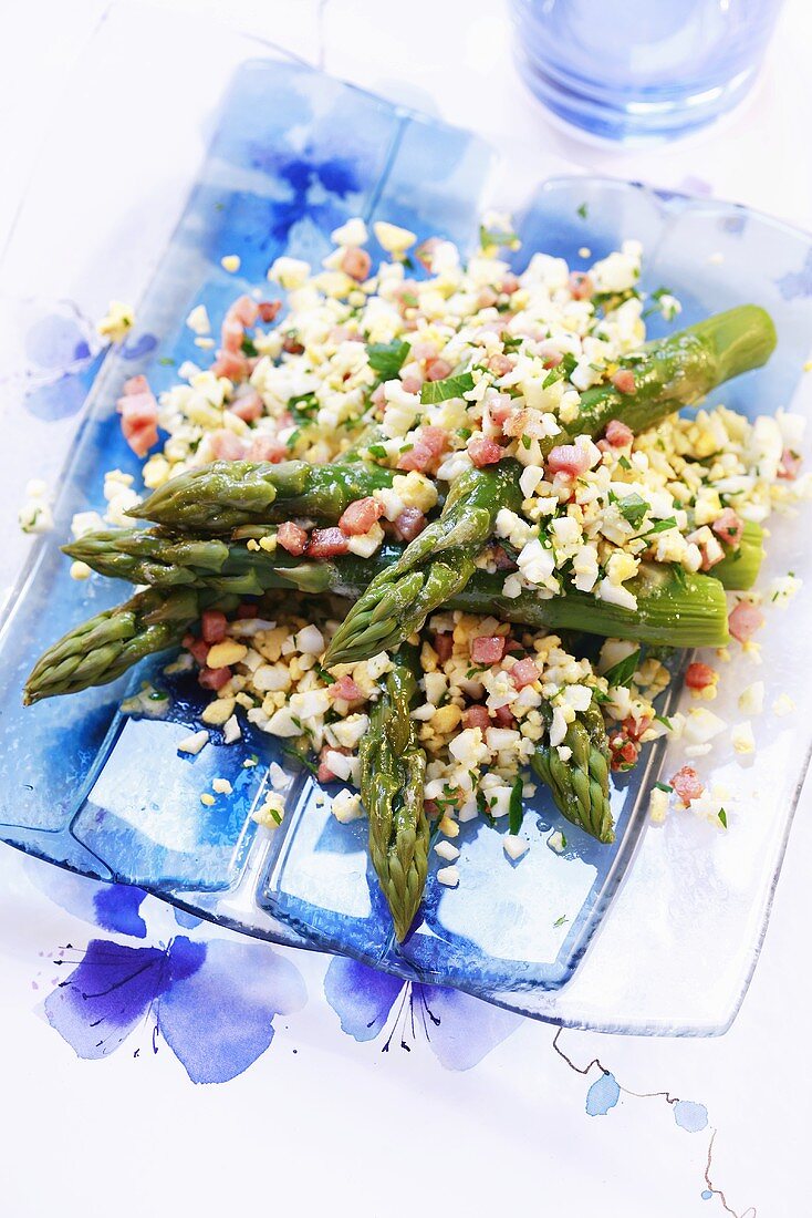 Green asparagus with ham and egg