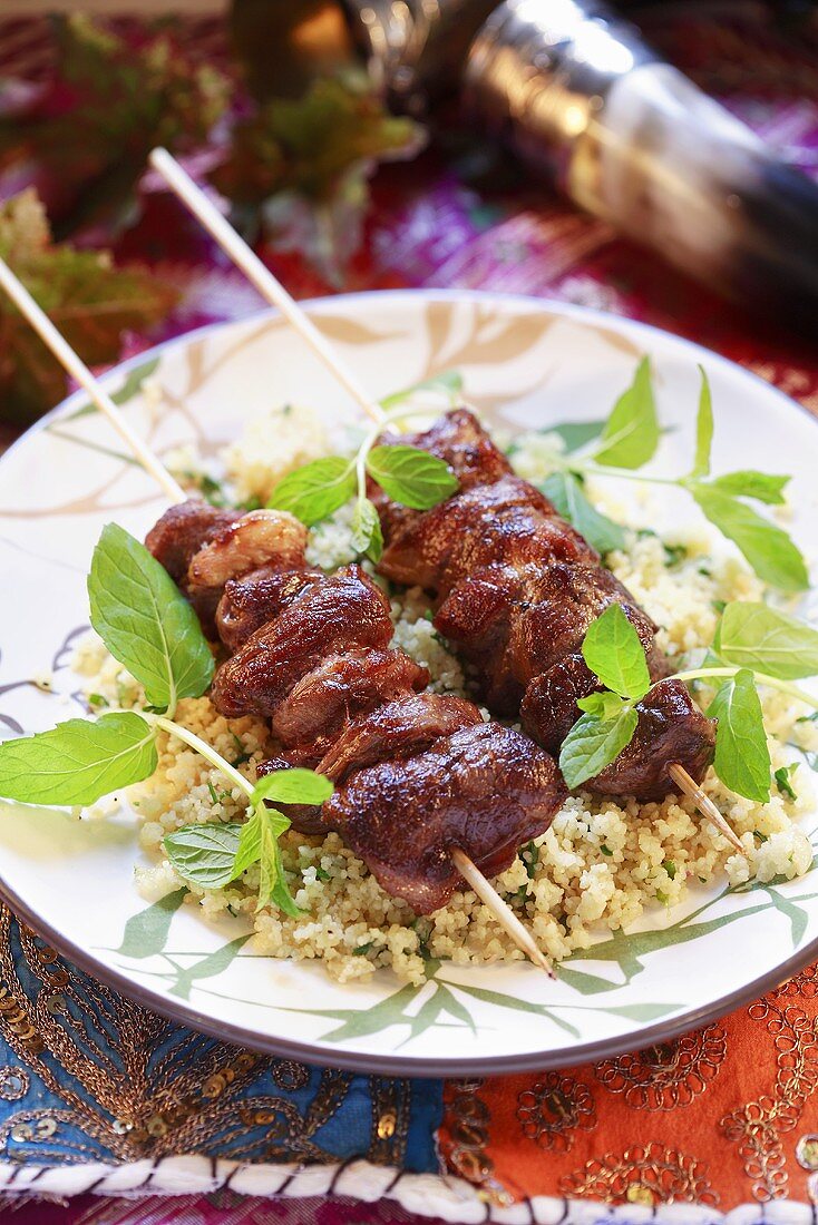 Fleischspieße auf Couscous