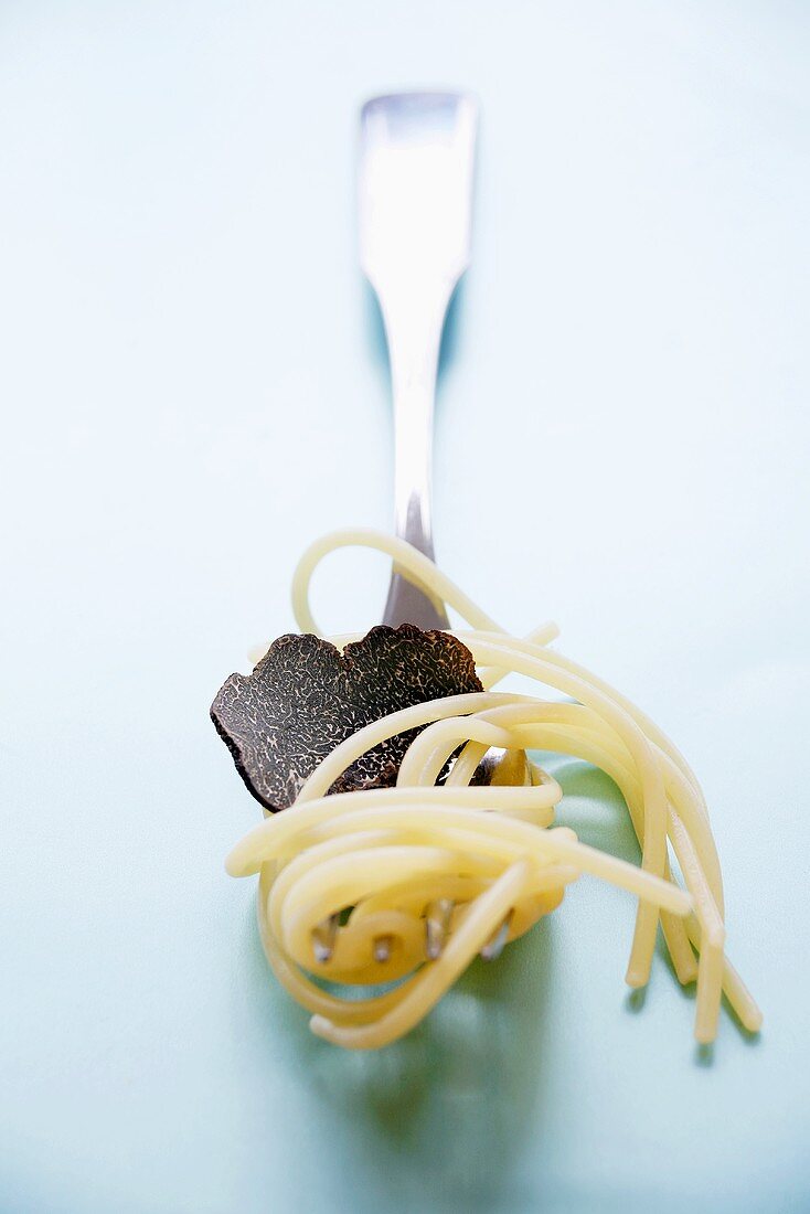 Spaghetti mit schwarzer Trüffel auf Gabel