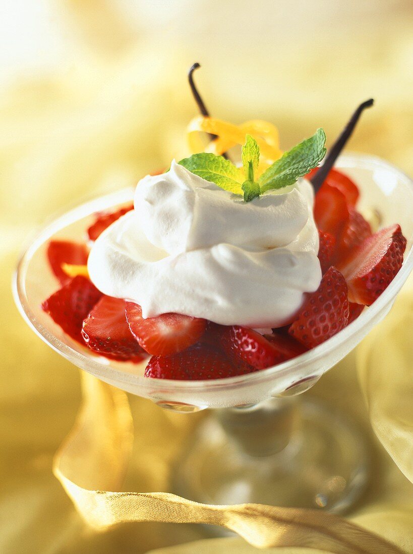 Strawberries with cream and vanilla pods