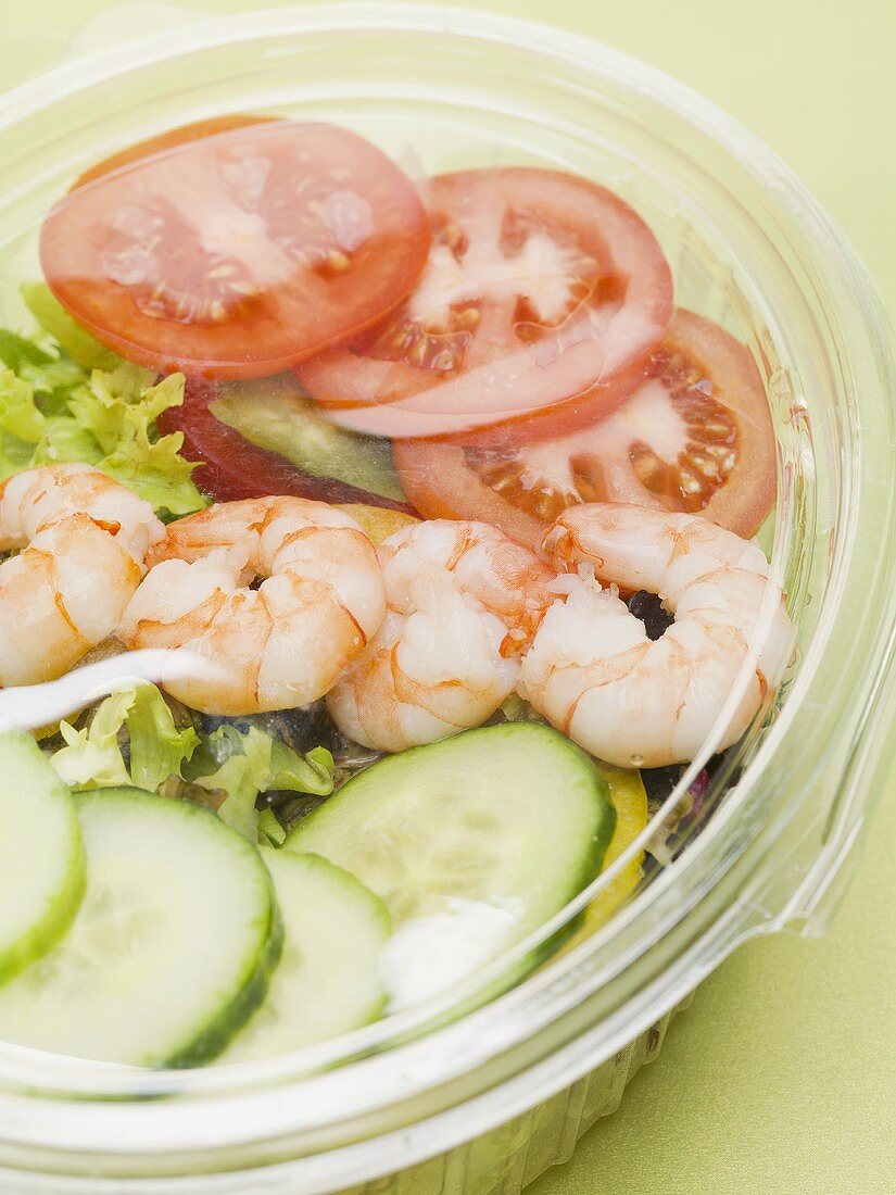 Salad leaves with cucumber, tomatoes and prawns to take away