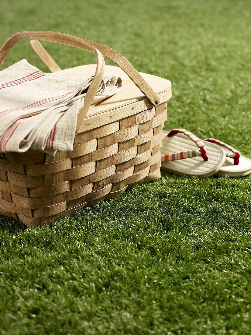 Picknickkorb mit Sommerschuhen