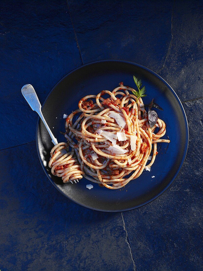 Bucatini all'amatriciana (Pasta with spicy bacon sauce)