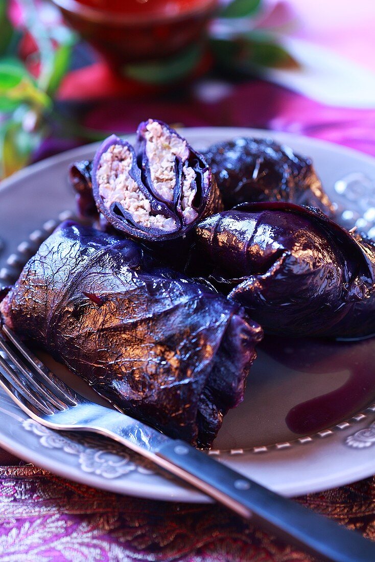 Stuffed red cabbage leaves