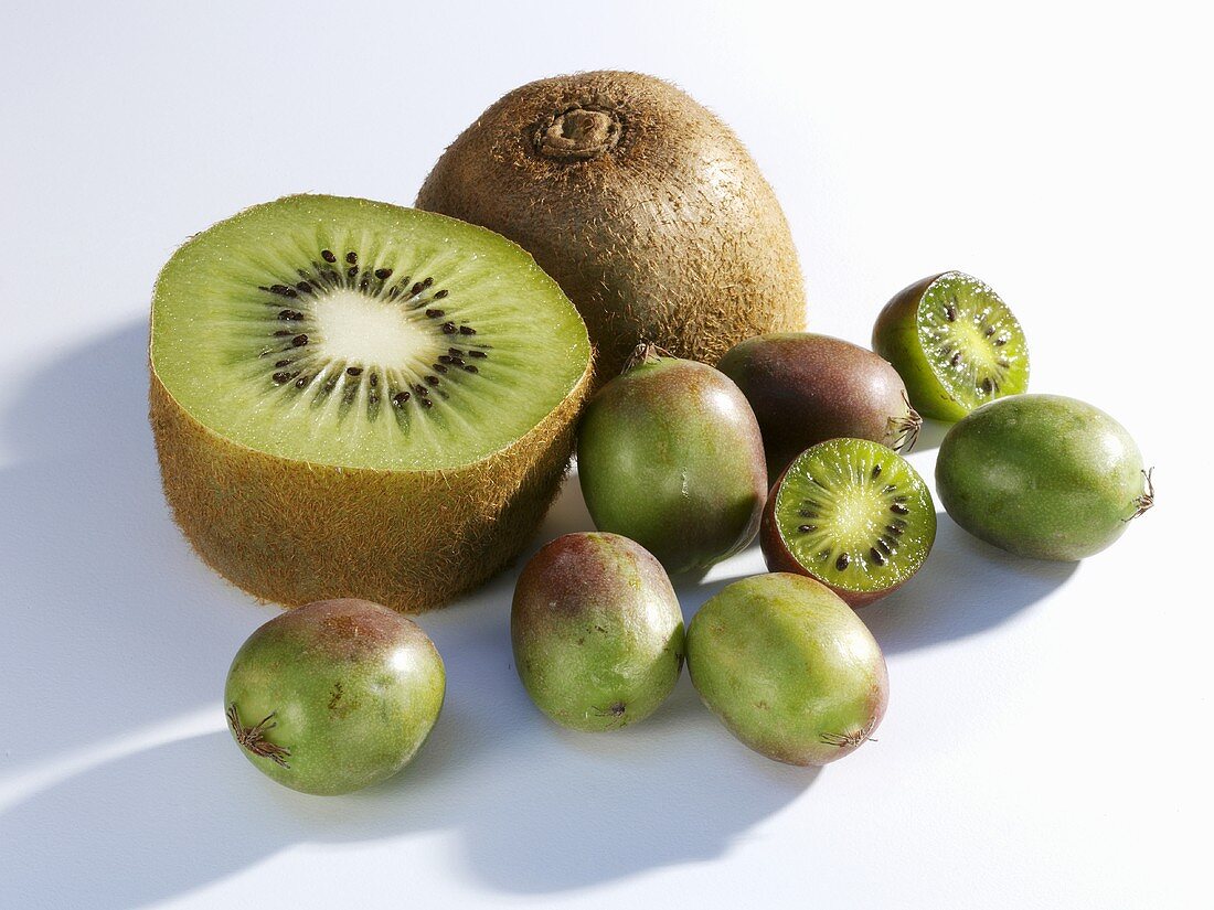 Kiwi, halbiert, und Minikiwis