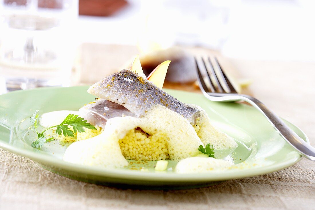 Matjesfilets mit Äpfeln auf Couscous