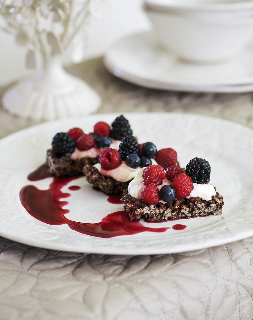 Chocolate puffed rice cakes with berries and cream