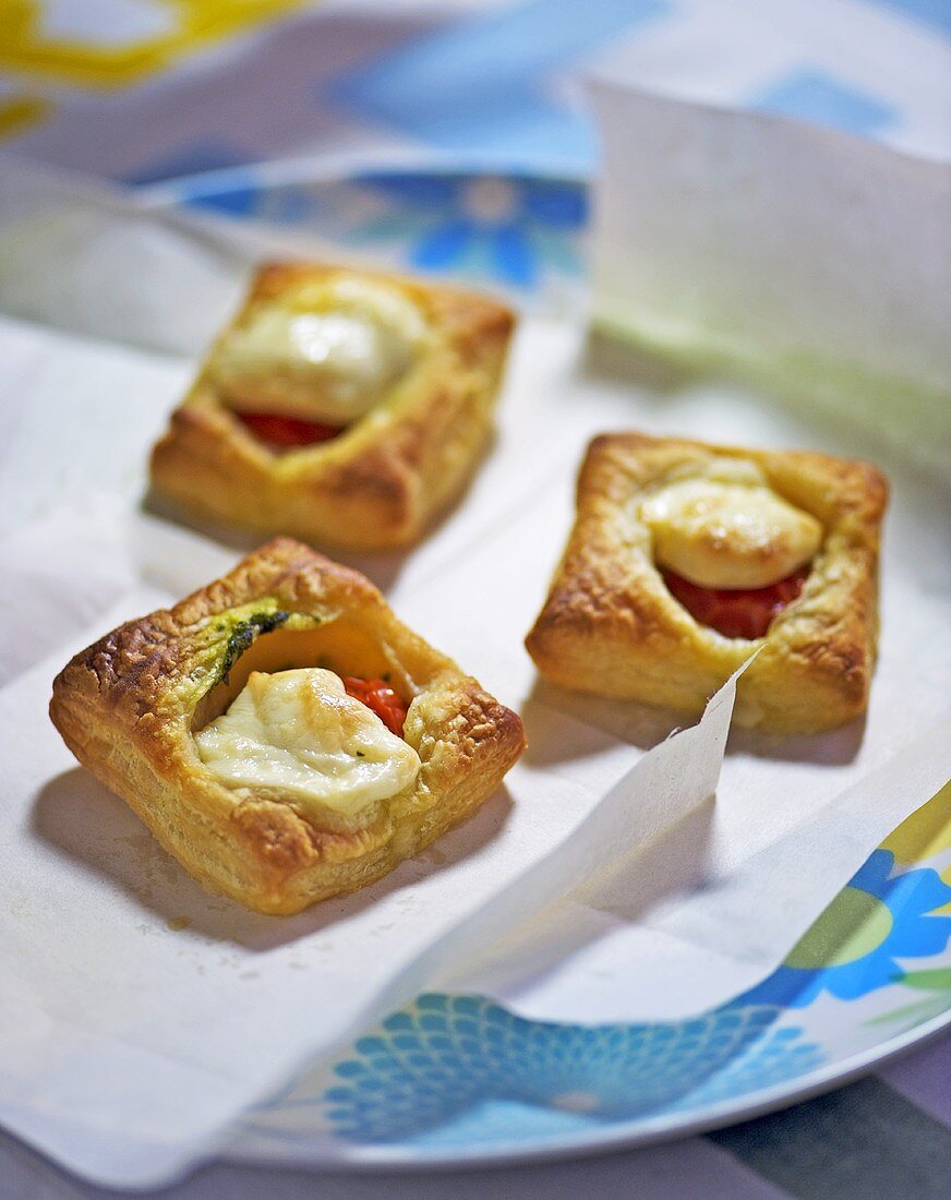 Tomato and goat's cheese tarts