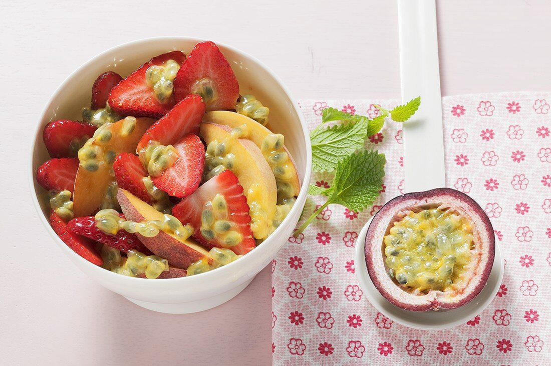 Sommerfrühstück mit Pfirsich, Erdbeeren und Maracuja