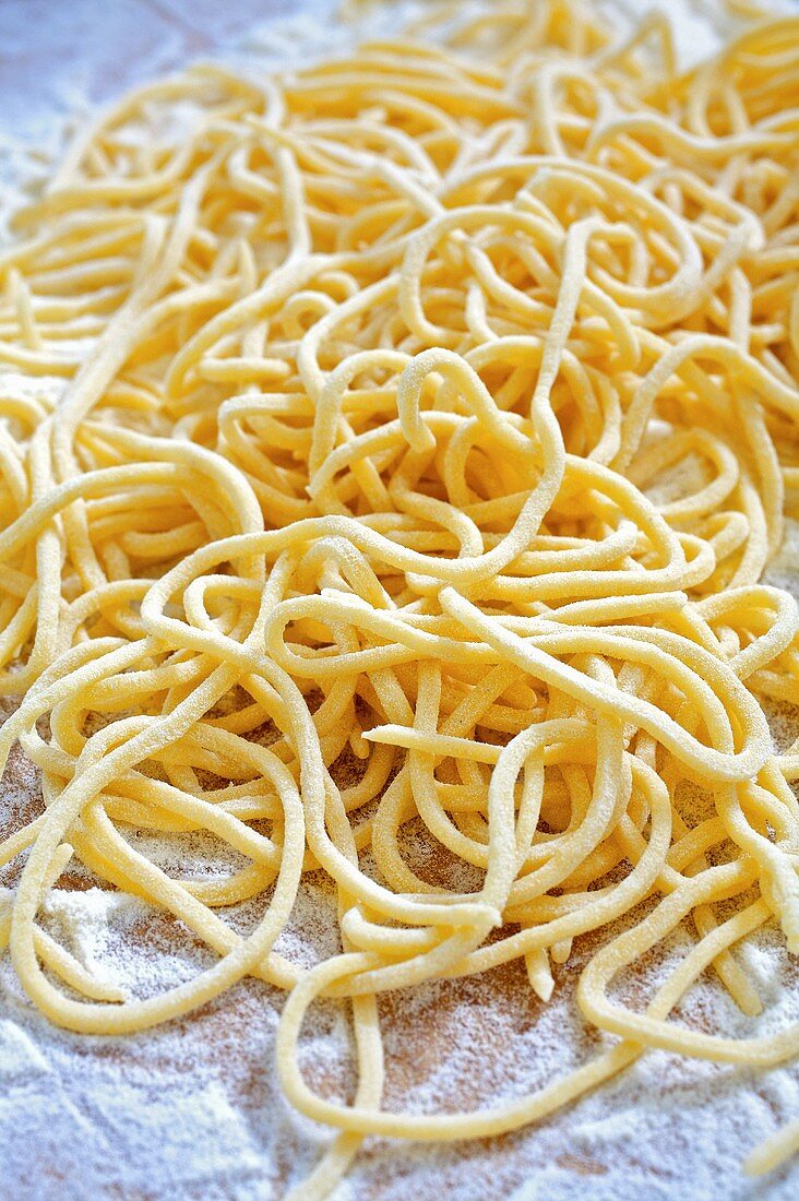 Selbstgemachte Spaghetti auf einem bemehlten Brett