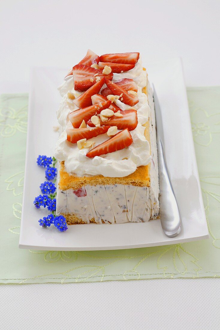 Cassata mit Schlagsahne und frischen Erdbeeren