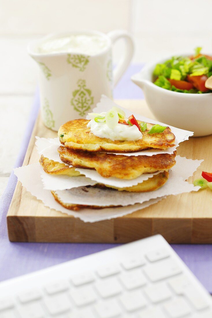 Pancakes mit Frühlingszwiebeln und Gurken-Joghurtdip