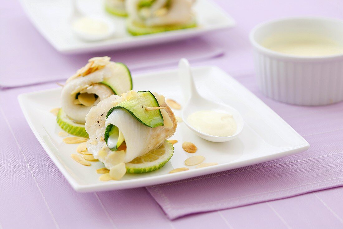 Sole and cucumber rolls with lime