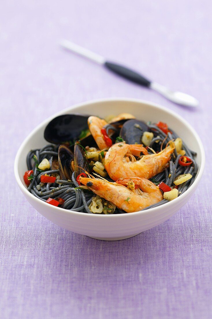 Schwarze Spaghetti mit Muscheln und Garnelen