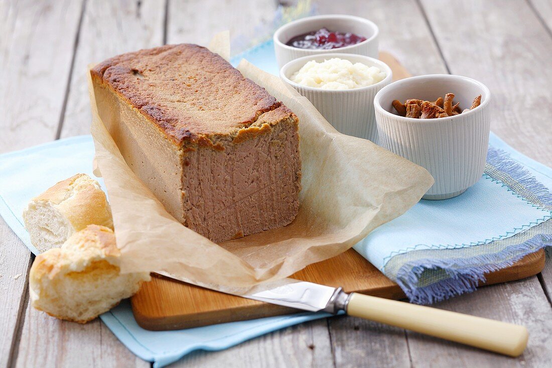 Meat pâté with chanterelles, horseradish and cranberries