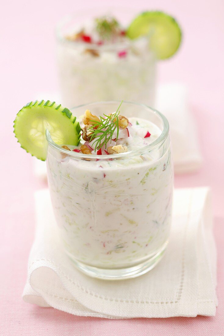 Kalte Joghurt-Gurkensuppe mit Radieschen in zwei Gläsern