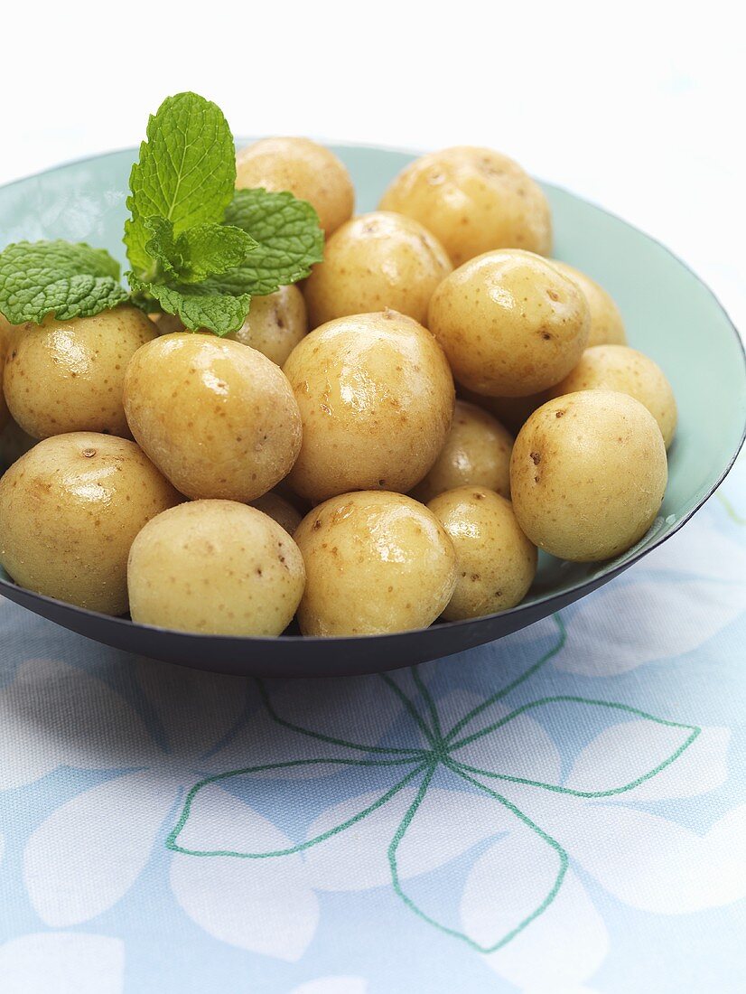 Boiled new potatoes with mint