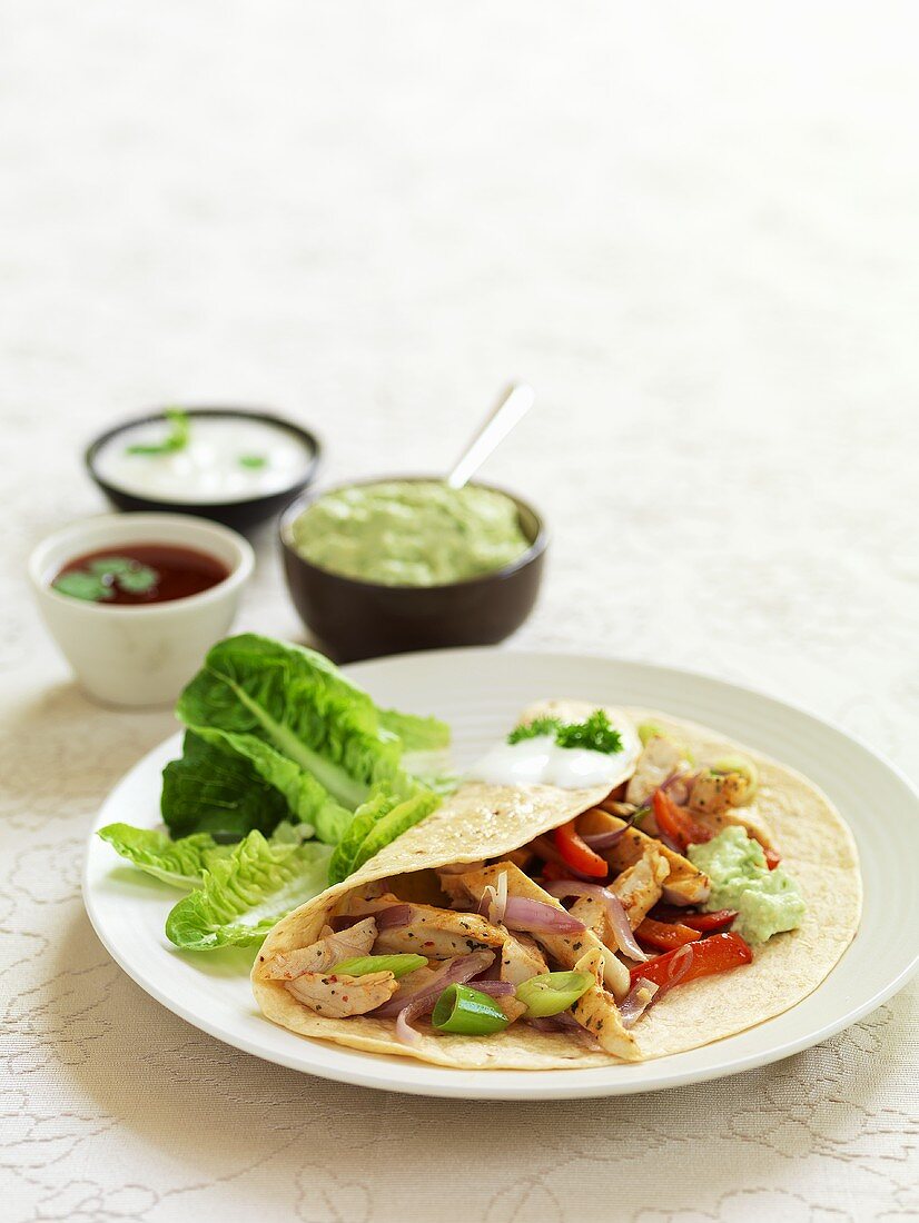 Hähnchen-Fajita mit verschiedenen Dips